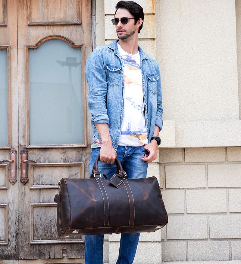 Design classique sac de voyage homme en cuir café, parfait pour le voyage ou le business.