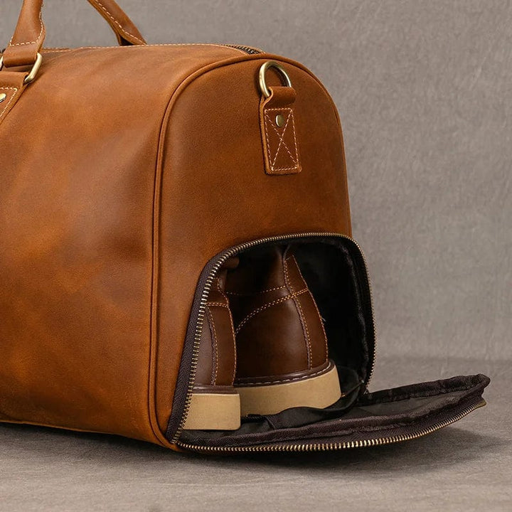 Sac de voyage polyvalent homme en cuir élégant couleur café, pour business et week-end.