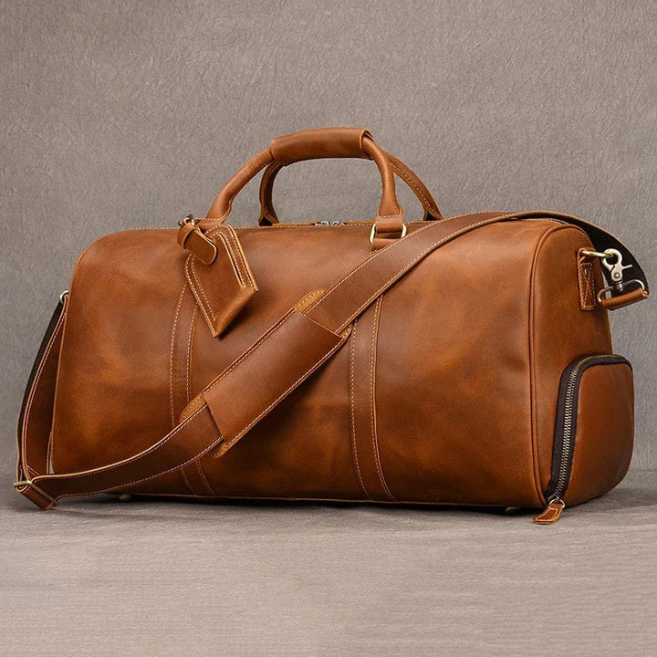 Sac de voyage homme élégant en cuir marron, idéal pour le week-end.