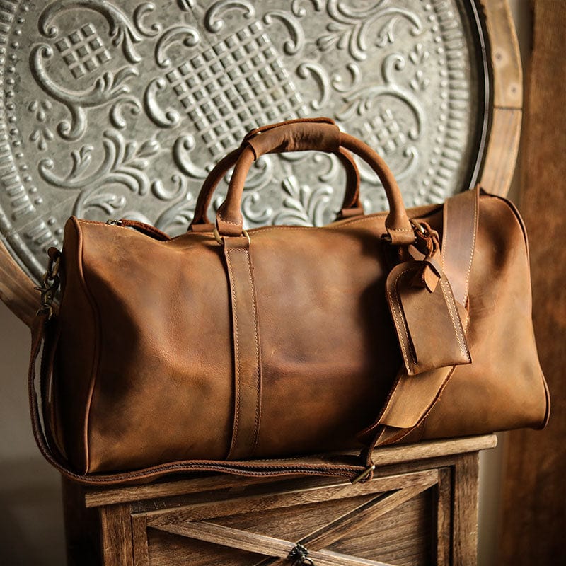 Sac week-end homme en cuir noir vintage, grand et fonctionnel. Idéal pour toutes vos escapades.