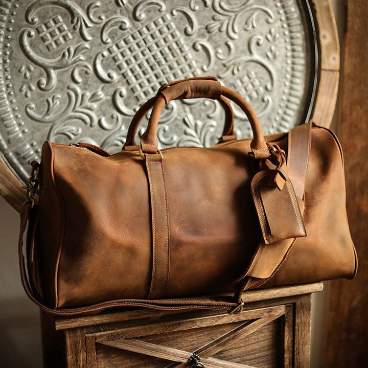 Sac week-end homme en cuir noir vintage, grand et fonctionnel. Idéal pour toutes vos escapades.