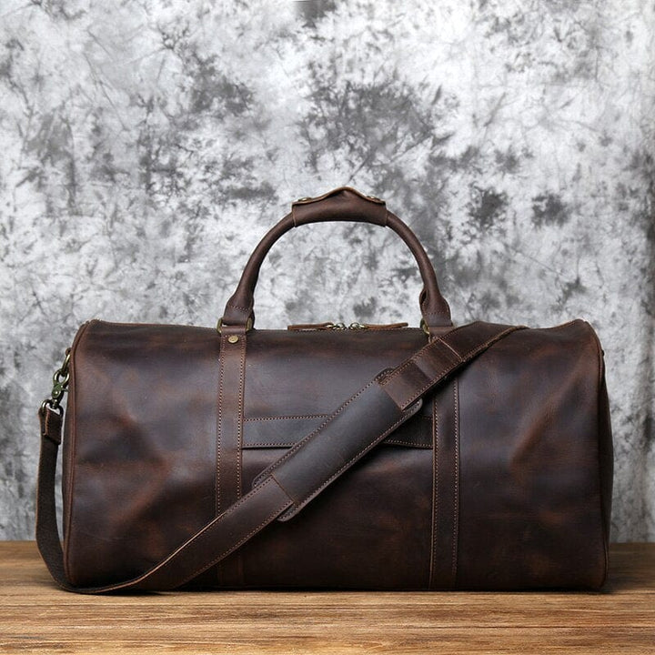 Grand sac de voyage en cuir pour homme, parfait comme bagage à main pour déplacement professionnel.