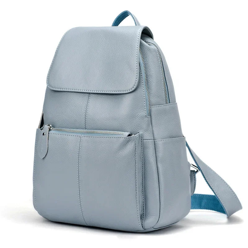 Sac à dos femme en cuir noir, accessoire de ville polyvalent et chic, posé sur une surface.