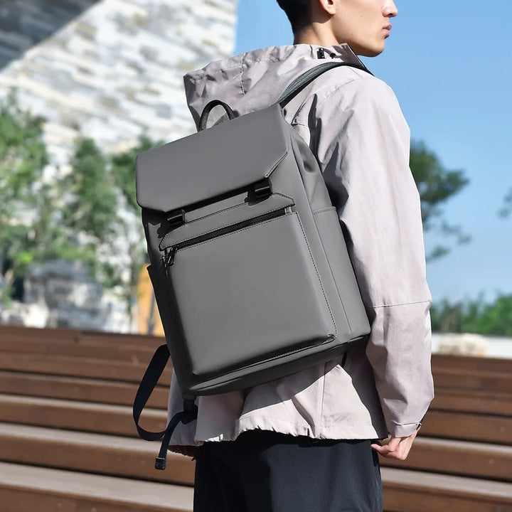 Sac à dos urbain chic, imperméable, avec compartiment pour ordinateur portable. Idéal au bureau.