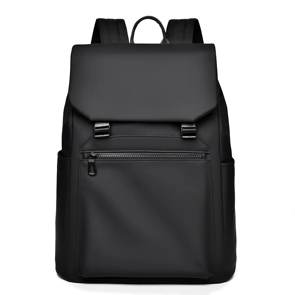 Sac à dos urbain imperméable, parfait pour les trajets quotidiens à vélo ou à pied. Style moderne.