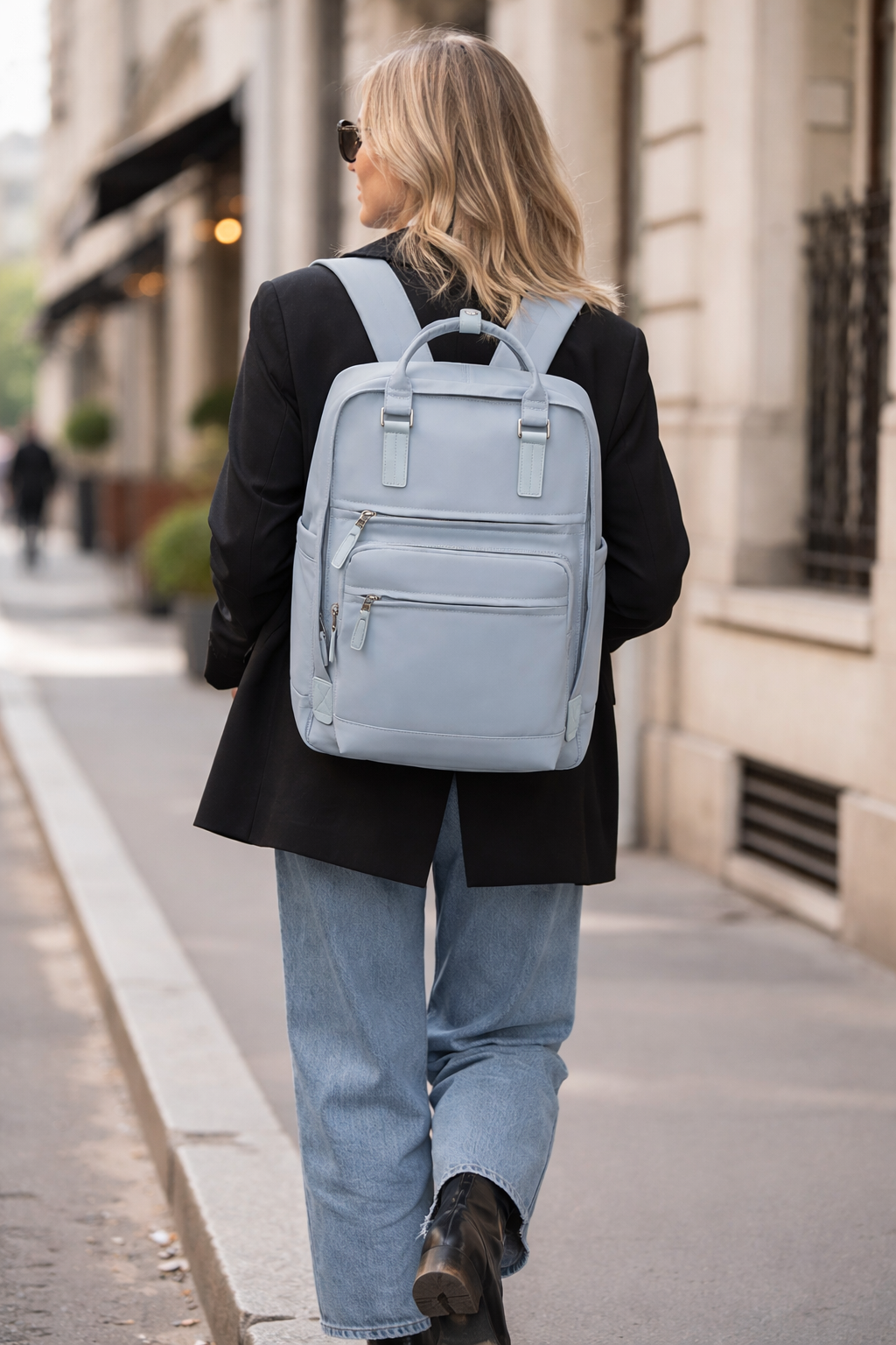 Sac à dos femme élégant en nylon, idéal pour transporter un ordinateur portable au travail ou en voyage.