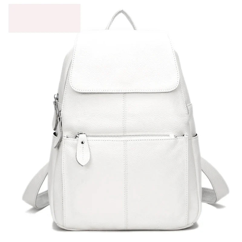 Sac à dos femme en cuir, design épuré et minimaliste, élégance discrète pour le style urbain.