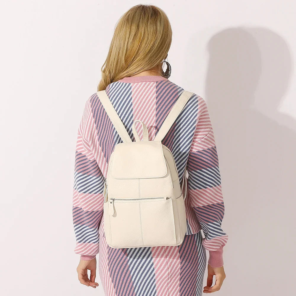 Sac à dos femme en cuir chic sur le dos d'une mannequin, alliant confort et style urbain.