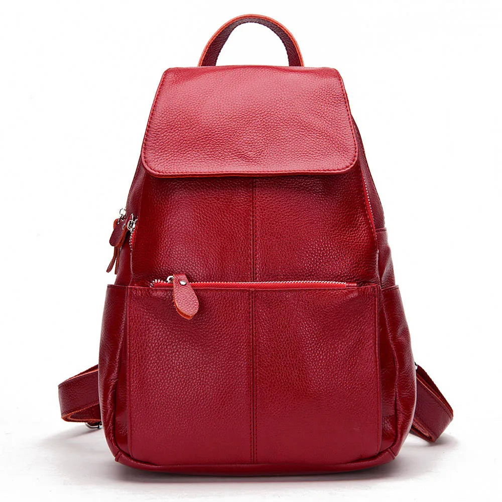 Sac à dos femme en cuir noir, pièce de maroquinerie intemporelle pour un look chic et raffiné.