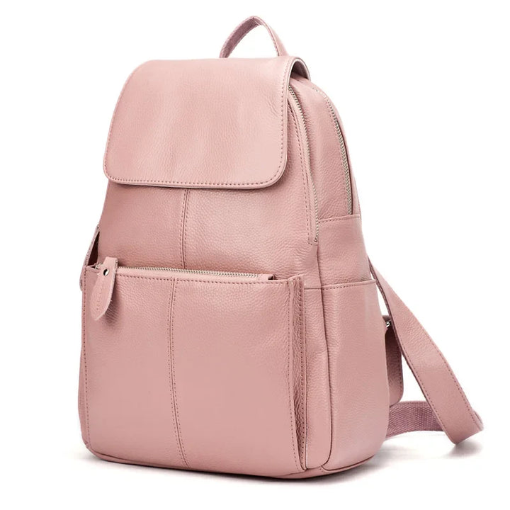 Femme marchant avec un sac à dos en cuir élégant, illustrant la polyvalence de cet accessoire mode.
