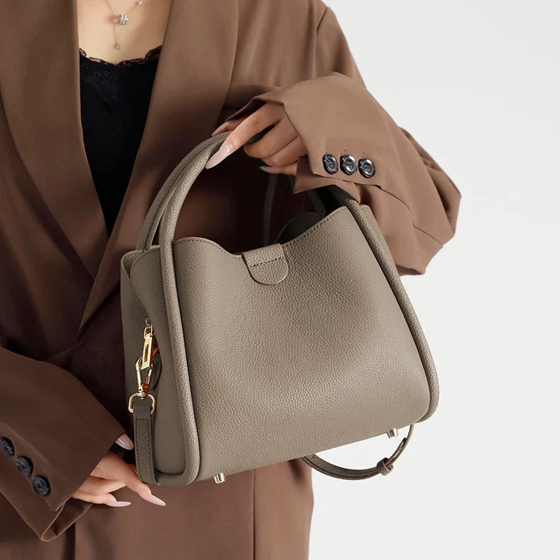 Accessoire mode: sac épaule femme pratique en similicuir gris, design élégant et polyvalent.