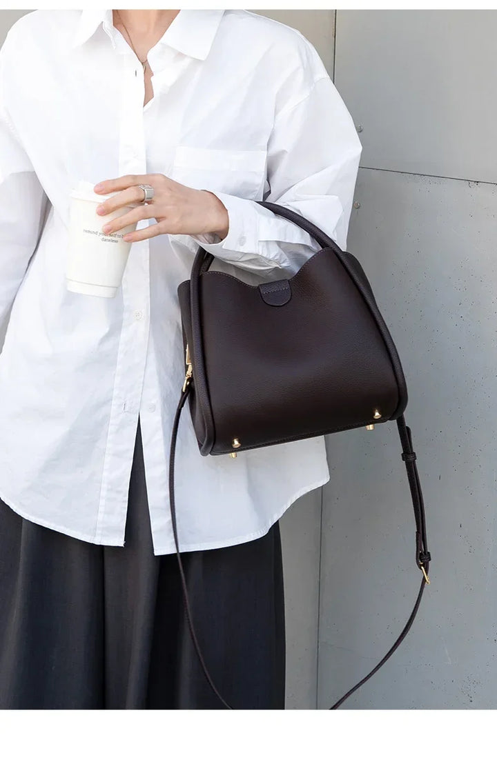 Sac élégant pour femme, similicuir couleur café, avec bandoulière, très pratique et tendance.