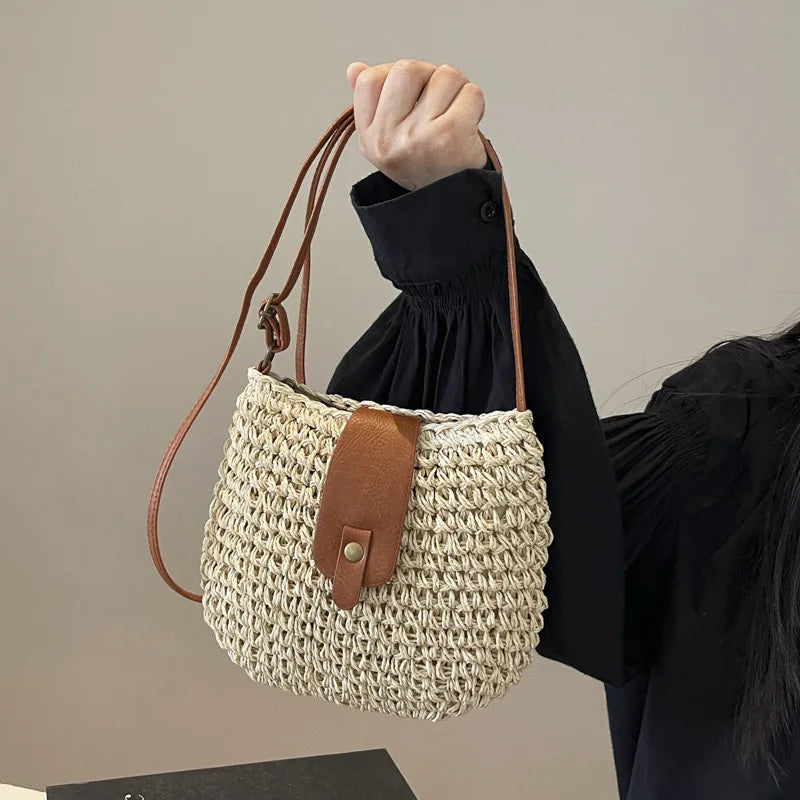 Sac bandoulière femme en paille, petit sac élégant style bohème, couleur naturelle marron clair.