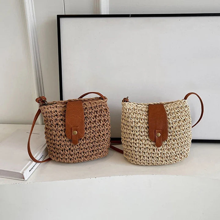 Accessoire femme polyvalent: petit sac bandoulière en paille, style bohème chic pour toutes occasions d'été.