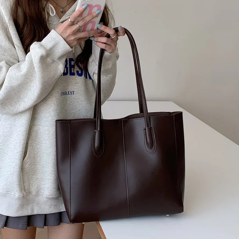 Sac cabas femme élégant en similicuir marron, parfait pour les cours, le travail et un usage quotidien.