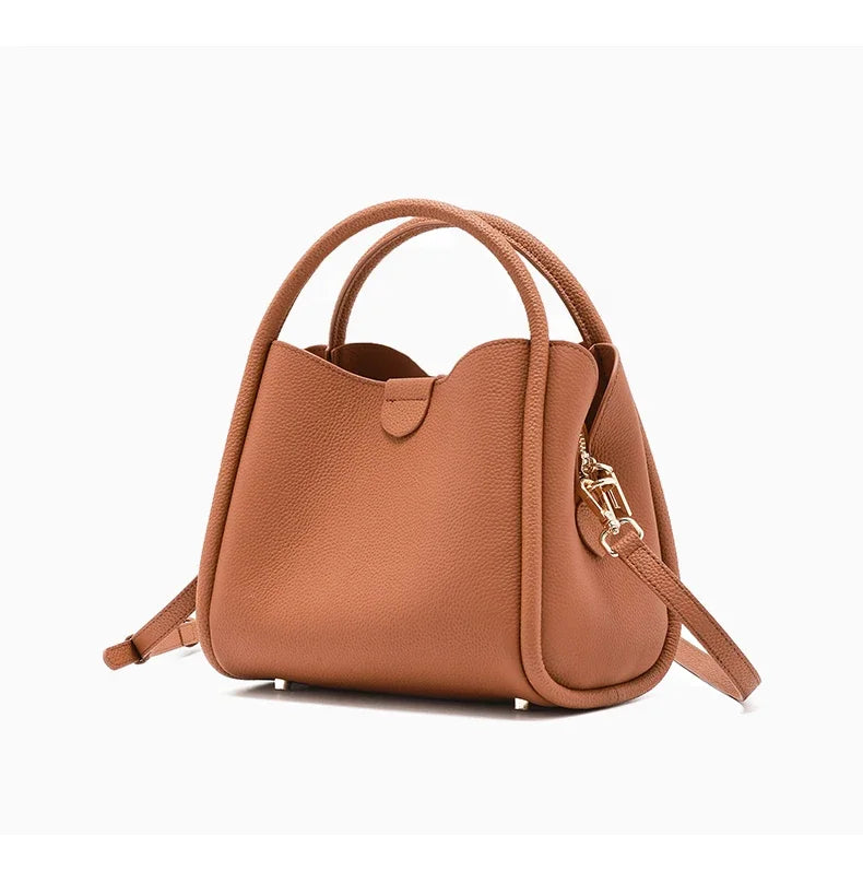 Sac bandoulière femme élégant en similicuir camel, accessoire de mode chic et pratique.