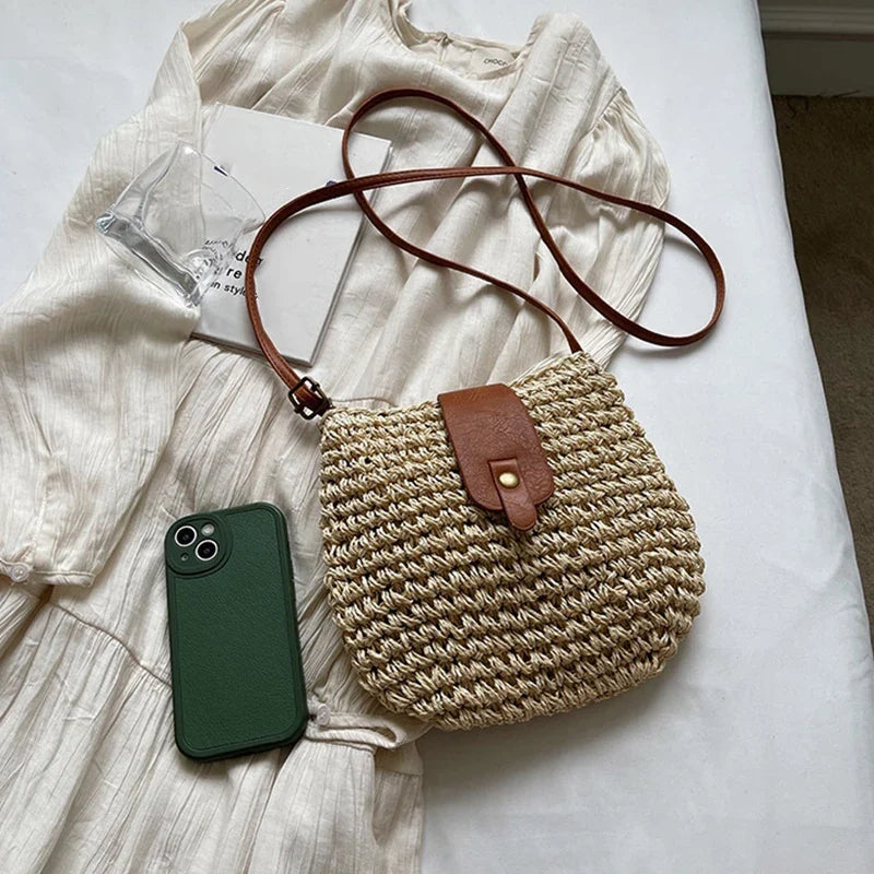 Élégant sac bandoulière en paille beige pour femme, petit sac d'été au style bohème et décontracté chic.