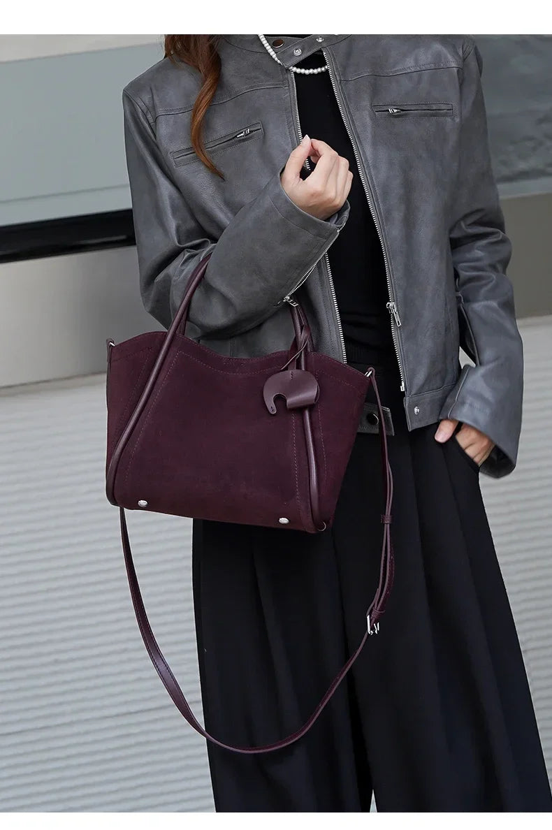 Sac à main cabas en daim velouté pour femme, un accessoire élégant de maroquinerie, parfait pour la mode féminine.