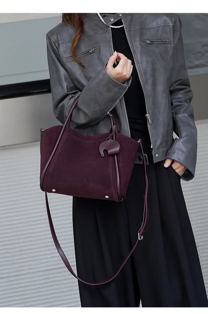 Sac à main cabas en daim velouté pour femme, un accessoire élégant de maroquinerie, parfait pour la mode féminine.