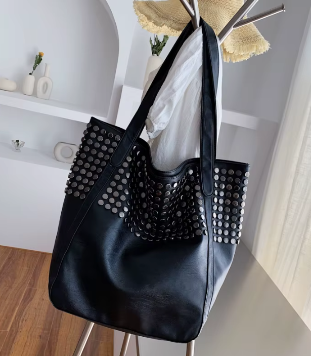 Sac à main noir souple femme, design élégant et tendance pour usage quotidien.