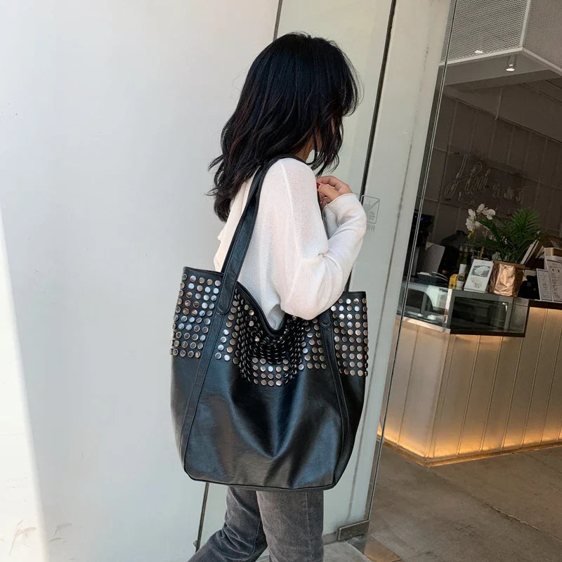 Cabas noir souple en similicuir, idéal pour femmes, style chic et polyvalent.