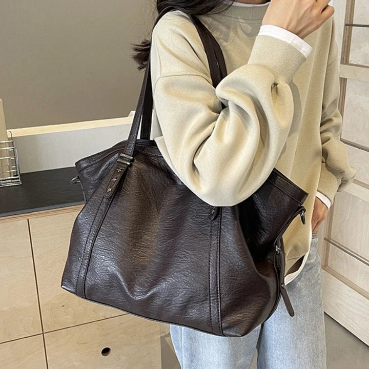 Sac cabas Inka chic et tendance en cuir synthétique avec bandoulière, parfait pour étudiantes et leurs cours.