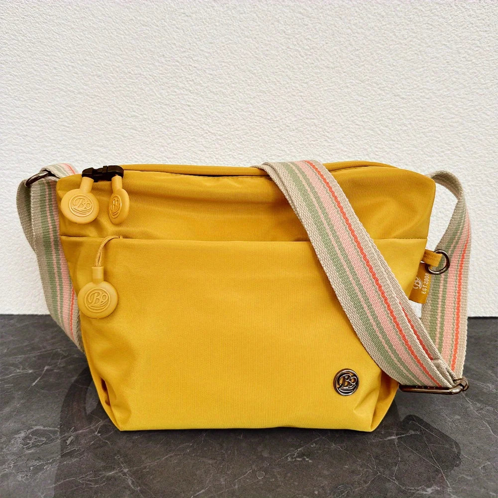Sac banane femme discret et anti-vol, multiples compartiments sécurisés pour vos essentiels.