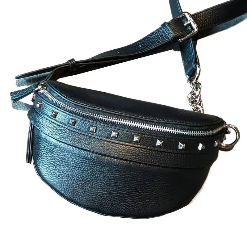 Sac banane femme en cuir véritable, chic et mode, accessoire pratique avec bandoulière ajustable.