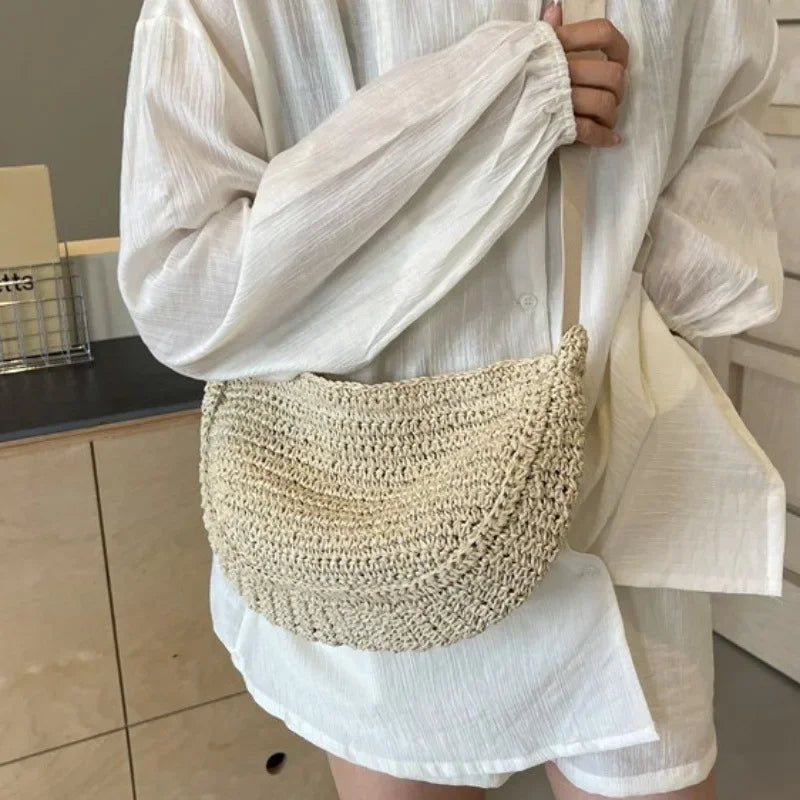 Sac banane femme en paille, un accessoire moderne et bohème, parfait pour un look estival chic.