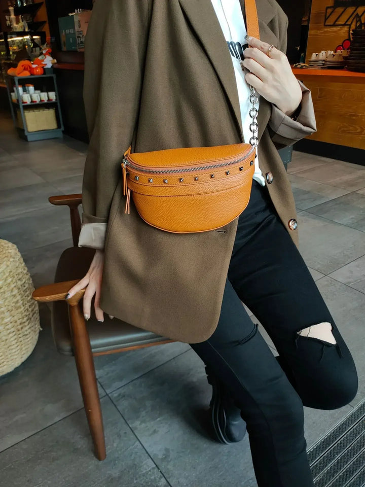 Sacoche banane femme élégante en cuir gris, design chic et pratique pour accessoire de mode.