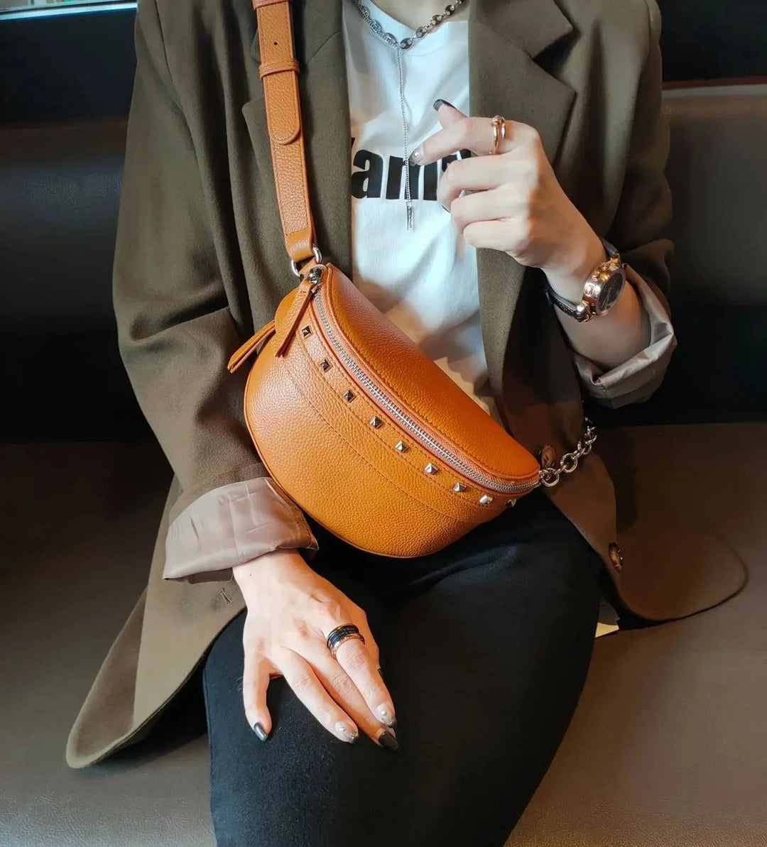 Sac banane femme en cuir chic, élégant et pratique, idéal pour la mode quotidienne.