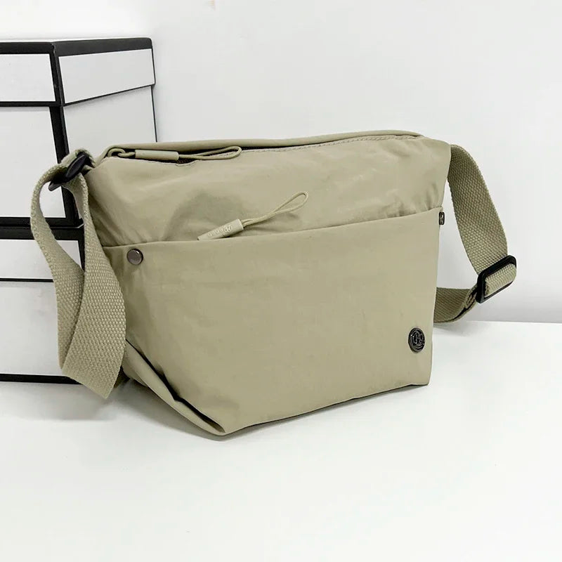 Sac banane femme mode multicouleur en toile, accessoire tendance et léger pour un look quotidien stylé.