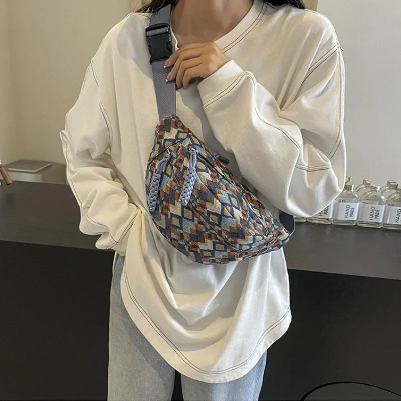 Sac banane femme en canvas style ethnique, accessoire mode tendance pour un look original unique.