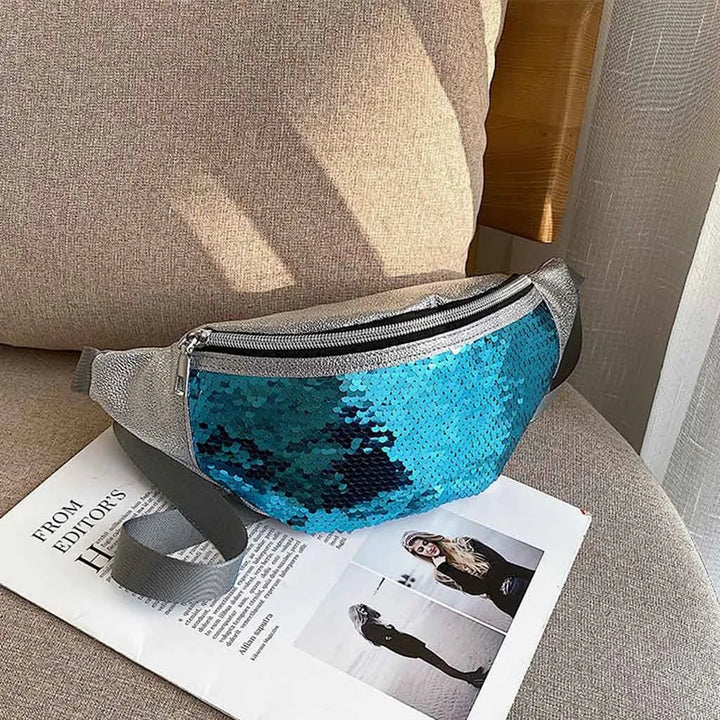 Sac banane argenté pour femme, rehaussé de sequins scintillants, idéal pour un look chic et tendance.