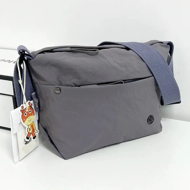 Sac banane femme moderne en toile, accessoire mode léger et ajustable pour femme active et tendance.
