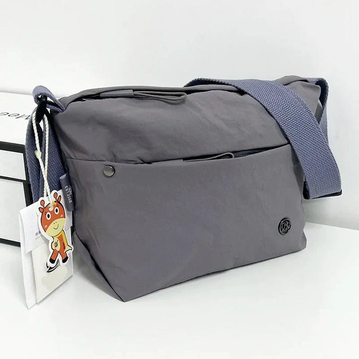 Sac banane femme moderne en toile, accessoire mode léger et ajustable pour femme active et tendance.