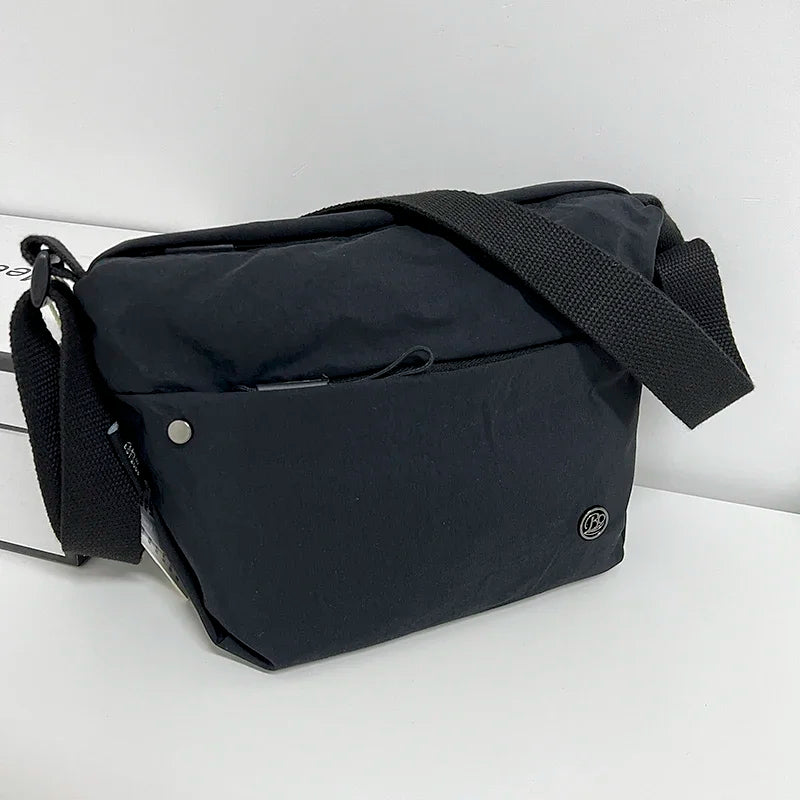 Sac banane femme en toile légère et imperméable, ajustable pour voyage ou usage quotidien.