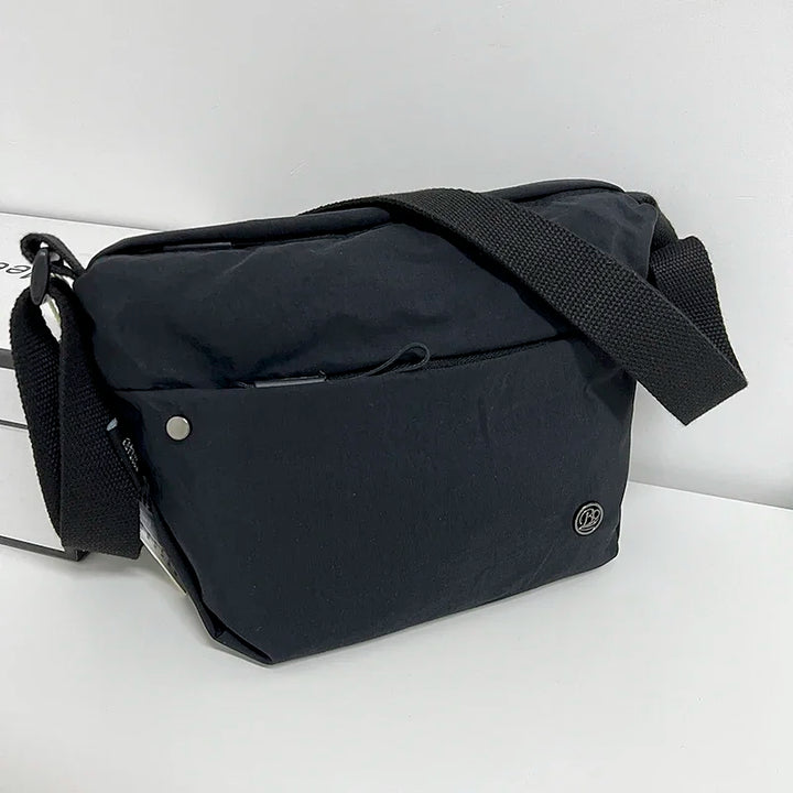 Sac banane femme en toile légère et imperméable, ajustable pour voyage ou usage quotidien.