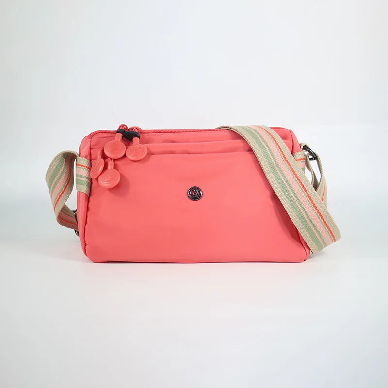 Sac banane femme minimaliste imperméable en nylon, design épuré et pratique pour le quotidien.