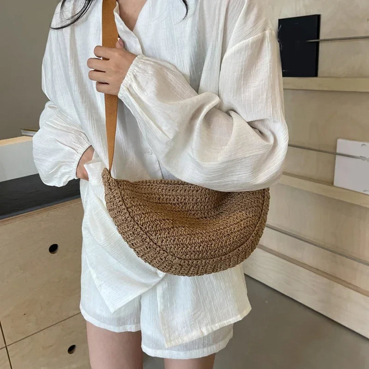 Sac banane femme en paille tressée, style bohème chic, parfait pour l'été et la plage.