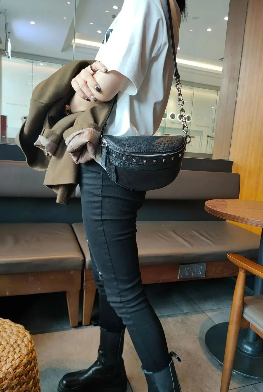 Sac banane femme en cuir chic disponible en noir, gris, marron, accessoire de mode élégant et pratique.