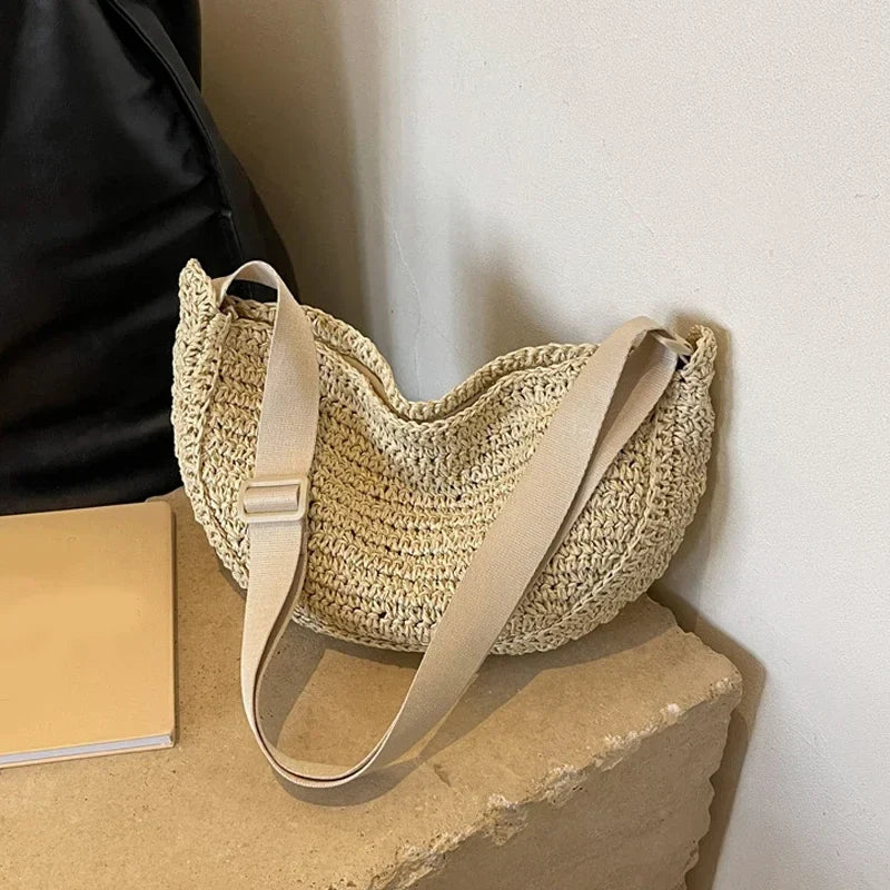 Sac banane en paille fine pour femme, se porte en bandoulière, idéal pour une touche chic et décontractée d'été.