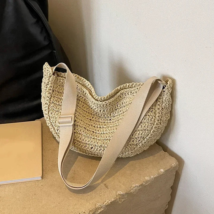 Sac banane en paille fine pour femme, se porte en bandoulière, idéal pour une touche chic et décontractée d'été.