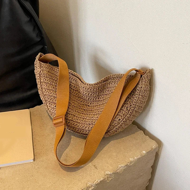 Sac banane moderne en paille pour femme, accessoire pratique et chic à porter en bandoulière.