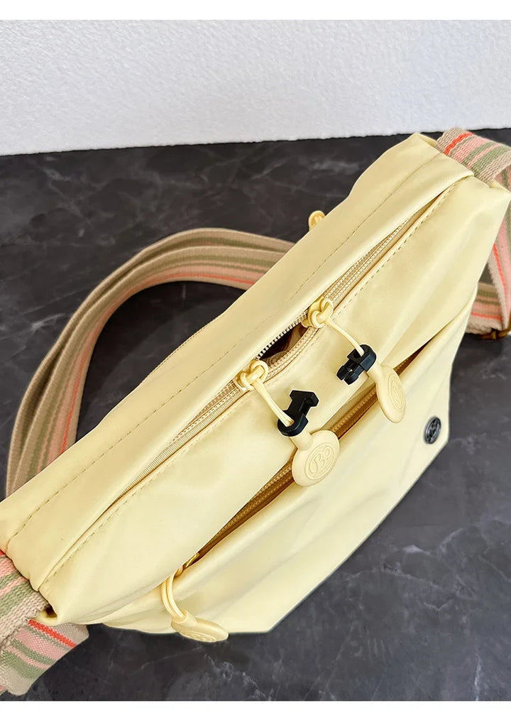 Sac de sécurité femme pour voyage, sac banane en nylon imperméable, moderne et fonctionnel.