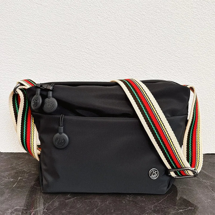 Élégant sac banane femme anti-vol en nylon, parfait pour un voyage sûr et organisé.