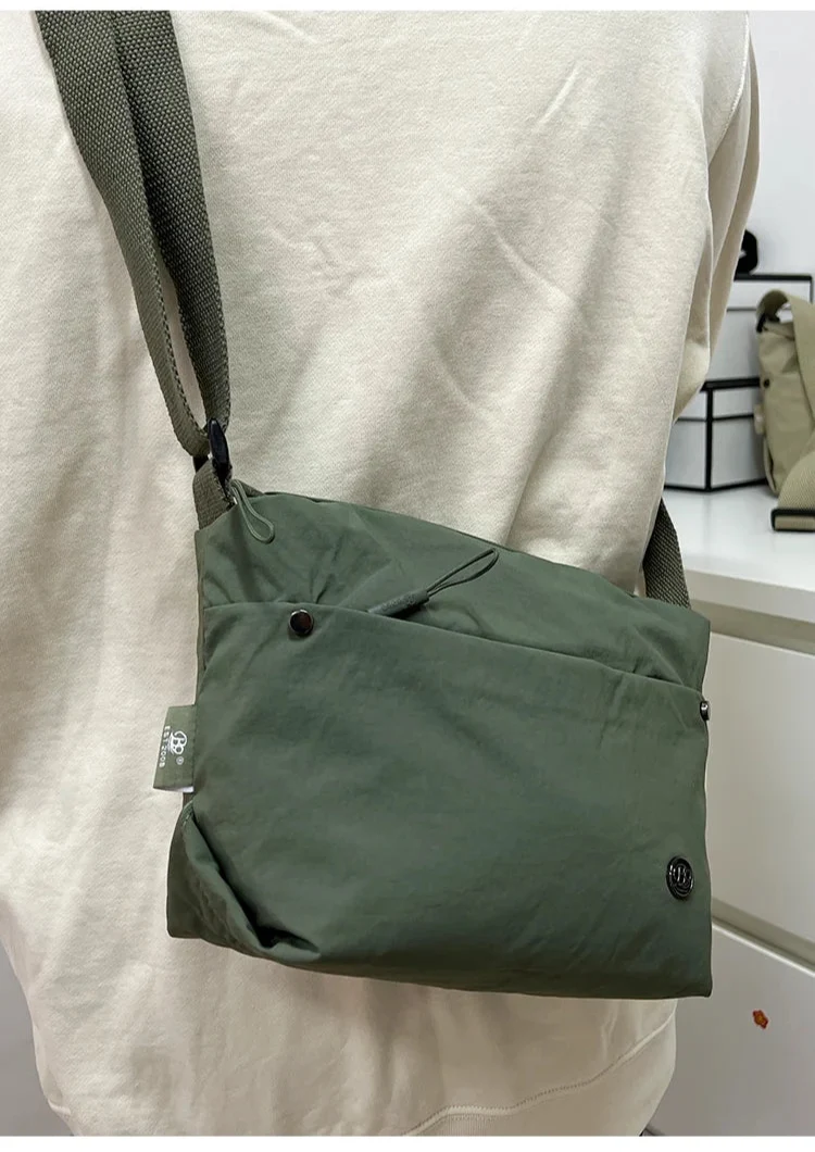 Sac banane femme en toile durable et imperméable, parfait pour protéger vos affaires des intempéries.