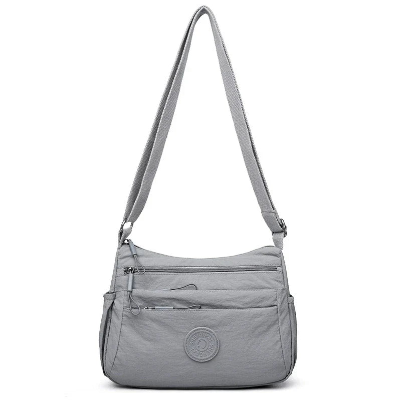 Sac besace bandoulière femme léger et pratique en nylon, idéal pour un usage quotidien et organisé.