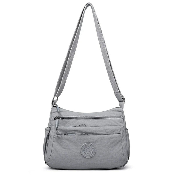 Sac besace bandoulière femme léger et pratique en nylon, idéal pour un usage quotidien et organisé.