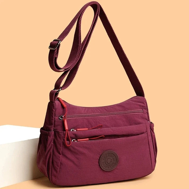 Sac épaule femme pratique et léger, en besace, avec bandoulière réglable pour un confort quotidien.